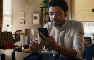 Samsung “prende in giro” Apple con l’uscita di iPhone X