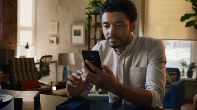 Samsung “prende in giro” Apple con l’uscita di iPhone X