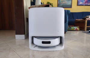 Recensione Narwal Freo 20 – Rullo Esteso e Top Prestazioni di Pulizia Narwal Freo 20 Frontale Base Robot Aspirapolvere