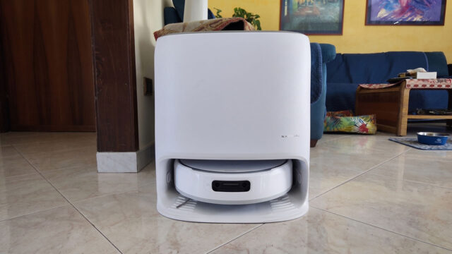Recensione Narwal Freo 20 – Rullo Esteso e Top Prestazioni di Pulizia Narwal Freo 20 Frontale Base Robot Aspirapolvere