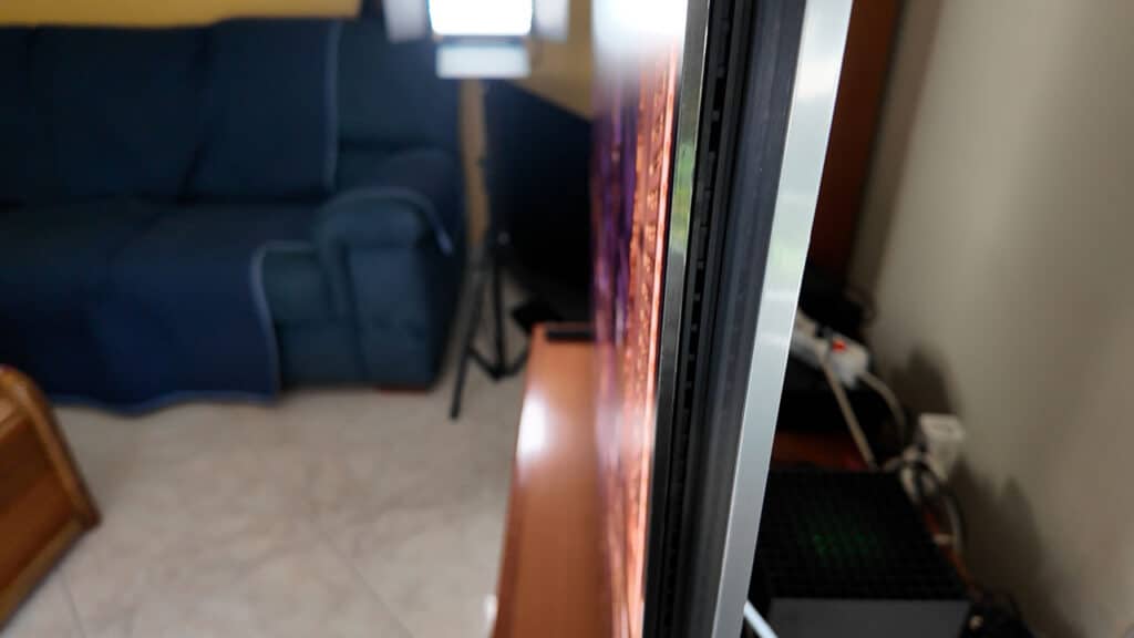 Samsung S99H Design FloatLayer Spessore